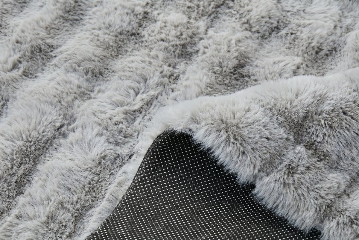 120x160 cm faux fur rug in a small living room