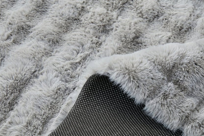 120x160 cm faux fur rug in a small living room